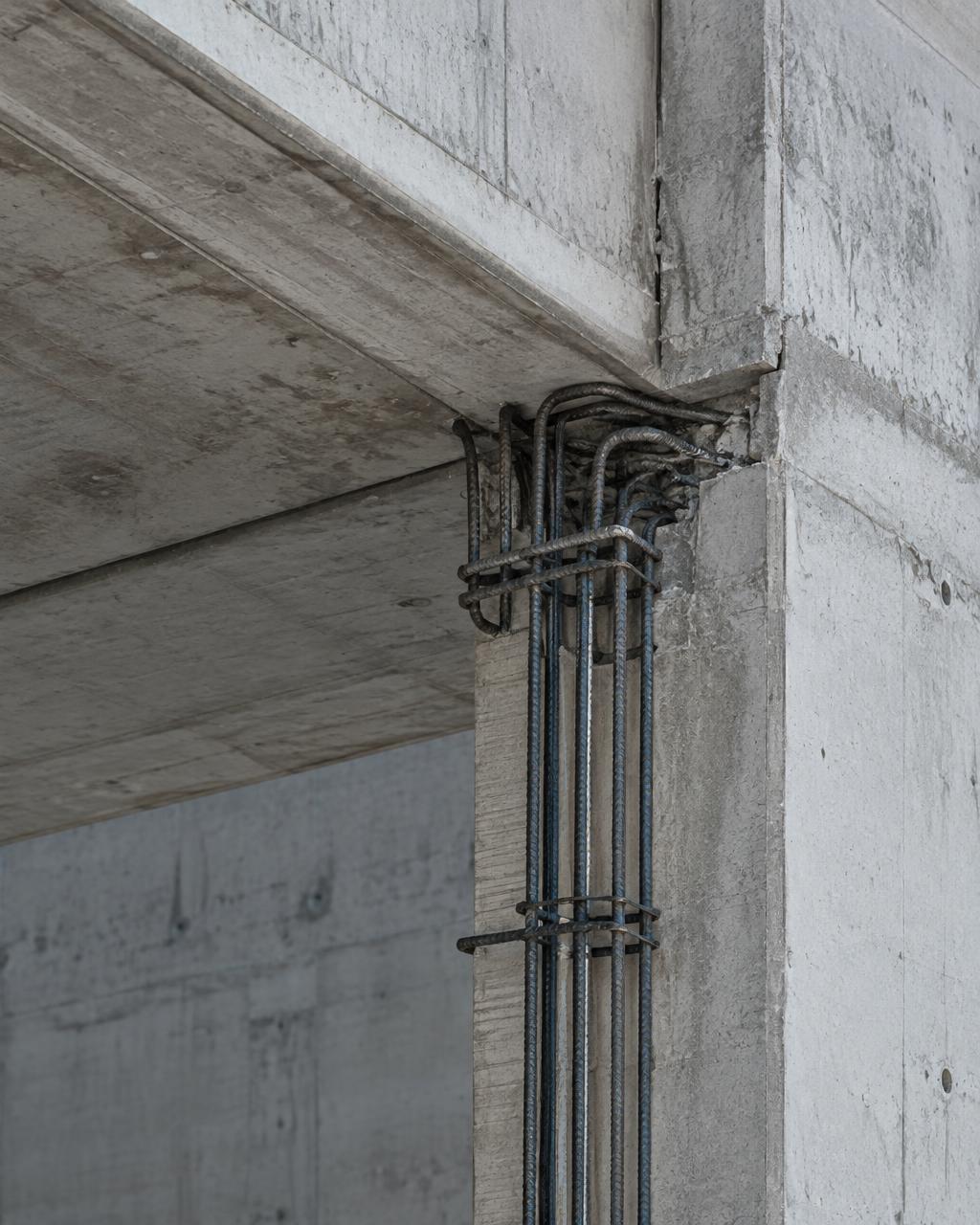 Detail einer Betonstütze mit Bewehrungsstahl (Symbolbild)